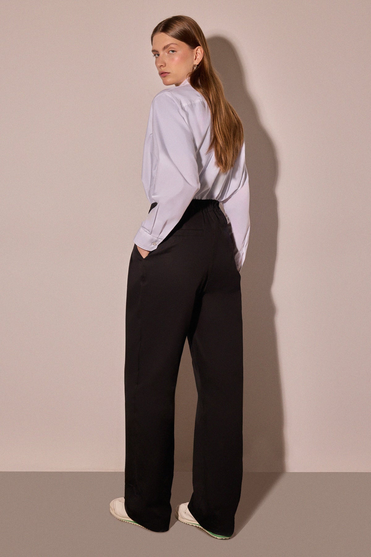 Pantaloni neri a vita alta